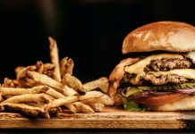 Come hamburguesas durante 7 días y en vez de sangre le extraen “leche”
