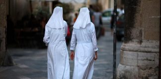 “Violaciones sagradas”, el libro que aborda el olvidado crimen de los abusos a las monjas