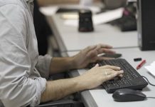 Trabajadores en México priorizan el bienestar sobre un aumento de sueldo, revela estudio