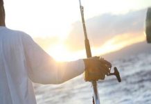 Una pareja de EE.UU. pesca con un imán una caja fuerte con 100 mil dólares