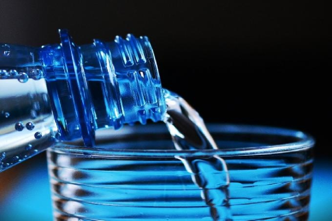 agua botella plástico