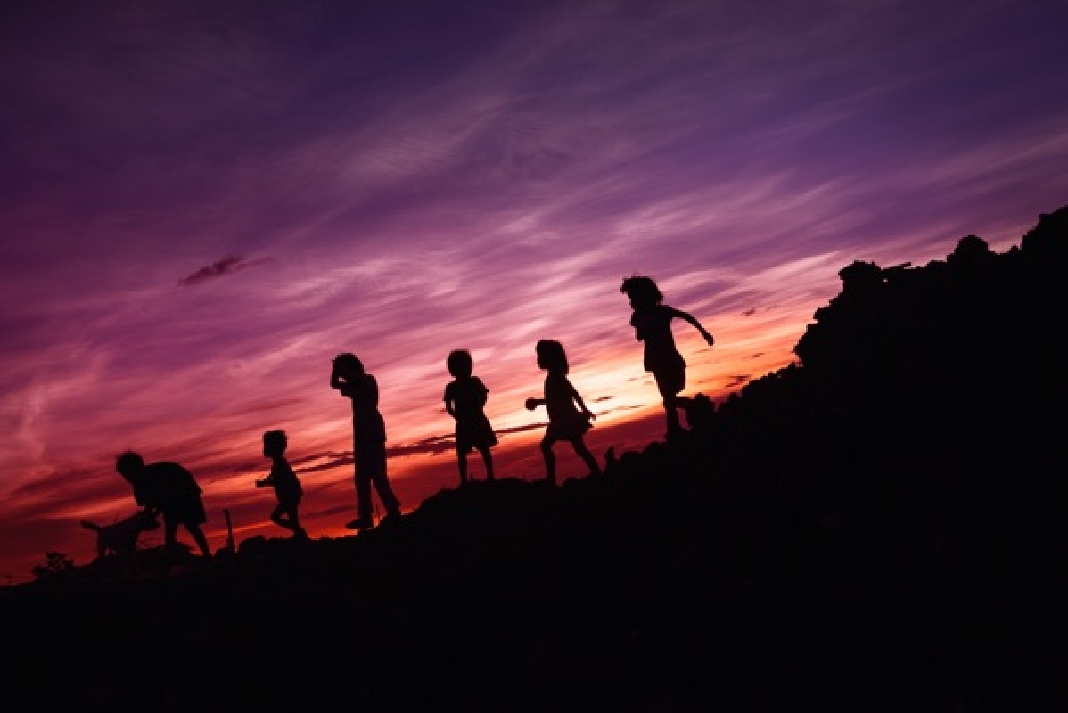 niños atardecer migrantes