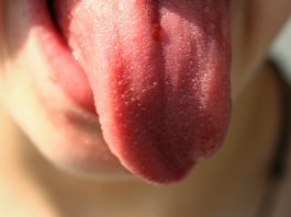 Cómo entrenar la lengua para mejorar el sueño con apnea