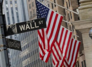 Wall Street sube gracias a avance de Amazon que compensa la caída de Apple