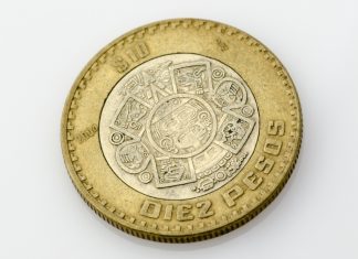 Peso mexicano y Bolsa cierran con pocos cambios tras sesión volátil