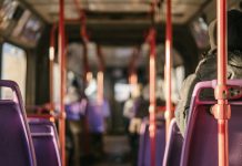 La angustiosa huida de los pasajeros de un autobús en llamas (VIDEO)