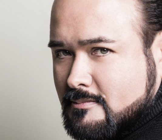 ATENAS ARTE: EL FESTIVAL DEL MAR APLAUDIÓ AL TENOR JAVIER CAMARENA