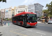 Mujer denuncia que chofer no la dejó subir al autobús por su escote