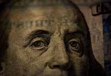 Peso cede levemente ante repunte del dólar a nivel global