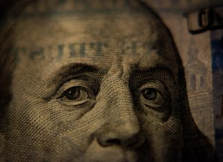 Peso cede levemente ante repunte del dólar a nivel global
