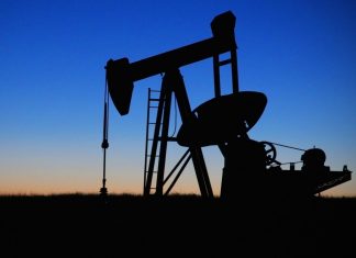 Precios del petróleo cierran con ligera alza tras cifras en caída de reservas en EU