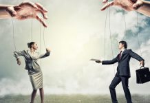 LA MANIPULACIÓN DE LA OTRA MITAD