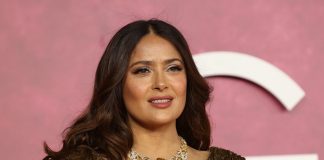Salma Hayek: ‘Es momento de contar historias cuando estamos siendo atacados moralmente’