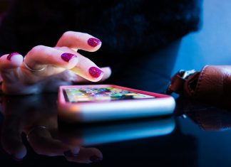 ¿Qué debes de conectar primero el celular o el cargador?