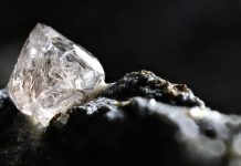Un agricultor indio se vuelve rico tras desenterrar un diamante de 13 quilates