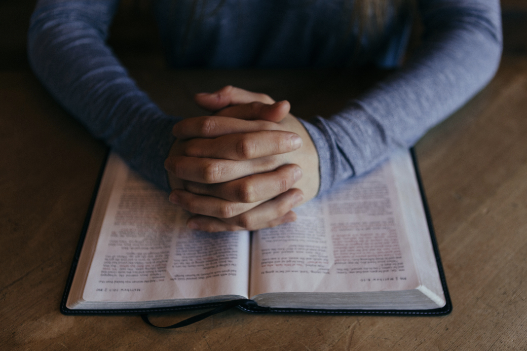 orar-rezar-biblia