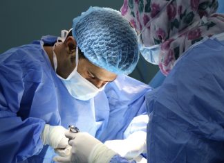 Extirpan un tumor de 20 kilos y un metro de altura a una joven peruana