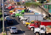 Pese a tregua de Segob, transportistas de Amotac bloquean bulevar Xalapa-Banderilla