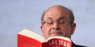 Rushdie: La constante en la historia es el cambio y pasarán los tiempos oscuros actuales