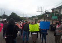 Bloquean bulevar Xalapa-Banderilla; exigen pavimentación de calles