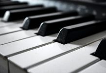 La música española De Bustos debuta en letras: “Escribir es como el piano, una disciplina”