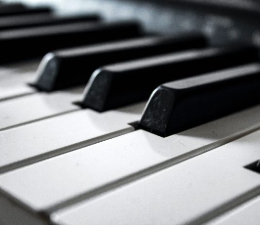 La música española De Bustos debuta en letras: “Escribir es como el piano, una disciplina”