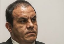 Manifestantes increpan a Cuauhtémoc Blanco y vandalizan su vehículo
