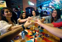 Salir de fiesta y bailar toda la noche promueve la salud mental en mujeres maduras
