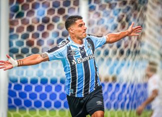 Luis Suárez brilla en su debut en Brasil con un triplete para el Gremio