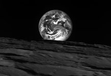 Niño construye telescopio de cartón y observa cráteres de la Luna