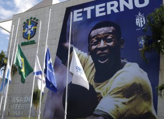 El féretro de Pelé llega al cementerio para recibir sepultura
