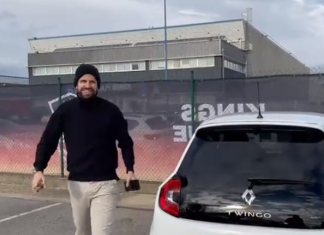 Piqué conduce un Renault Twingo en respuesta a Shakira