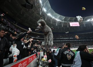 Lluvia de osos de peluche para los niños que sufrieron el terremoto de Turquía durante un partido de fútbol