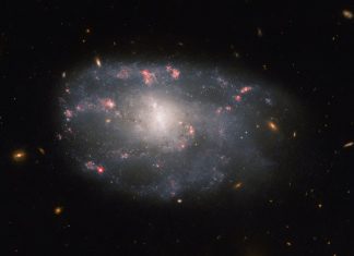 El telescopio Hubble capta una galaxia espiral con forma irregular