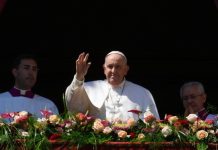 Papa: Ayudar a los demás para ser más felices