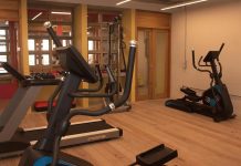 Se duerme 7 horas en gimnasio y nadie lo despierta (VIDEO)