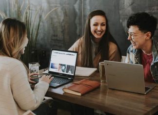 Millennials están comprando pequeñas empresas de oficios para blindar su futuro frente a la IA