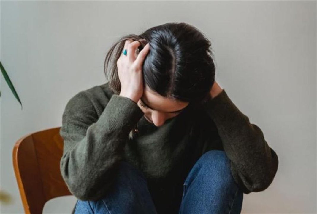 Mujer desesperacion Estrés migraña