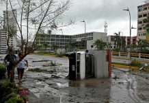 Acapulco devastado y aislado tras embate del poderoso huracán Otis