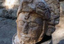 Encuentran en Chichen Itzá un rostro esculpido de un guerrero maya
