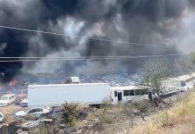 Se registra fuerte incendio en corralón de autos en Rinconada