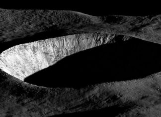 Hipnótica foto de un cráter lunar con un juego de luces y sombras