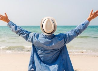 ¿Las personas solteras son más felices después de los 40 años?