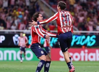 Chivas golea a Pumas y es el nuevo líder del torneo