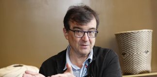 Javier Cercas: “Huyamos de la literatura que dulcifica la realidad como de la peste”
