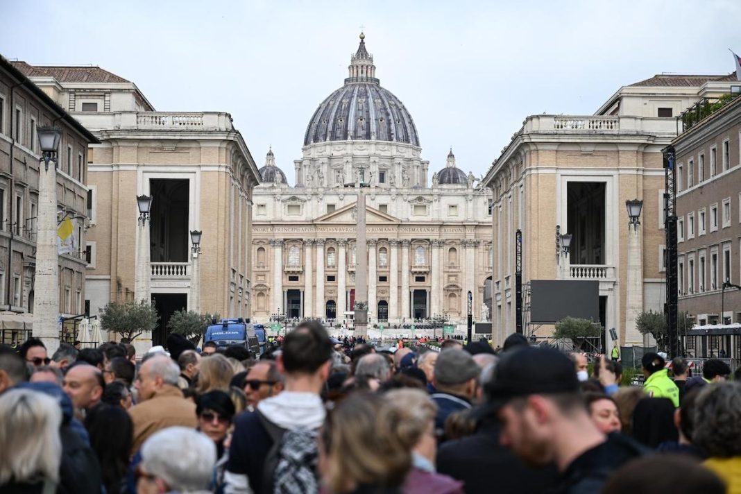 Unas 150.000 personas despiden al papa en la basÌlica de San Pedro antes del funeral