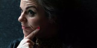 Caitlin Moran ofrece “la motosierra rosa” del feminismo a los hombres deprimidos