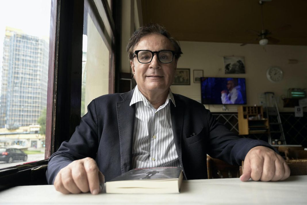 El antiguo miembro de Euskadiko Ezkerra y del Gobierno vasco IÒaki MartÌnez presenta su ˙ltima novela 'Manto de silencio'