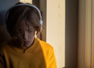 La soledad en la adolescencia “dispara” conductas de recompensa fácil y rápida