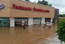Saqueos agravan la emergencia en Veracruz; aumentan a cuatro los muertos